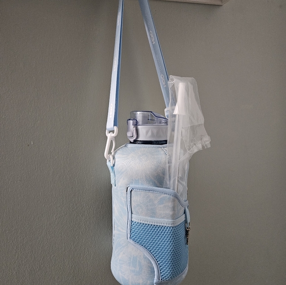 H2O Capsule 2.2L Half Gallon Water Bottle with Storage Sleeve, new - Picture 1 of 9